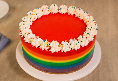 Torta de cumpleaños decorada con estilo arcoiris