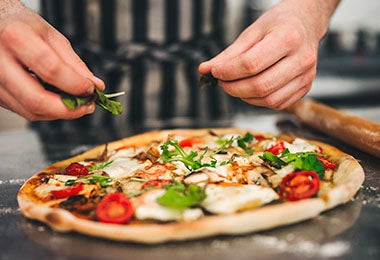 Una pizza italiana tradicional con verduras y queso, un atractivo del turismo gastronómico