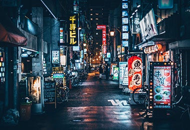 Una calle con restaurantes tradicionales en Japón, un país con un turismo gastronómico muy fuerte