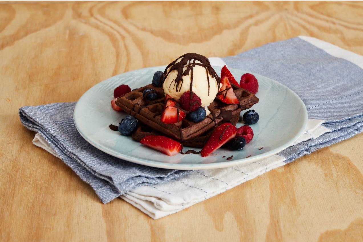 Waffle de Chocolate con Helado de Vainilla y Berries | Recetas Nestlé