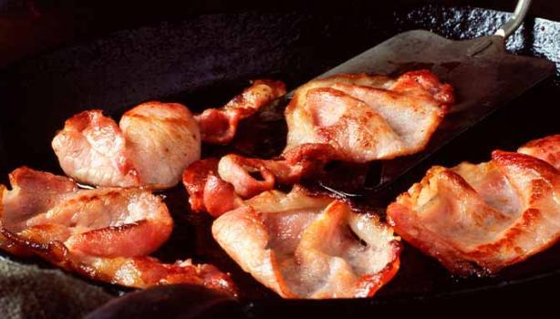 Tocineta siendo cocinada en una sartén. 