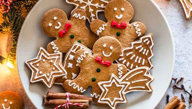 Galletas navideñas en formas de estrellas, árboles y muñecos.