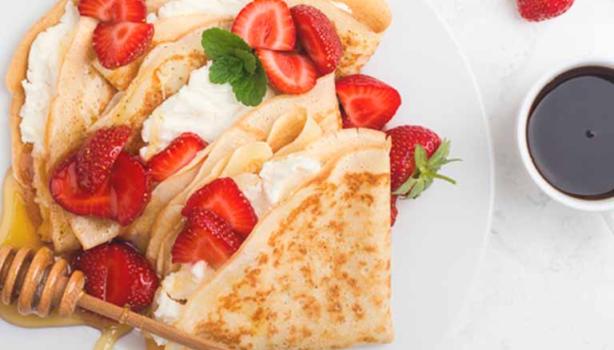 Desayuno crepe con fresas y miel