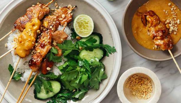 Pollo con sus guarniciones: salsa thai, arroz blanco y verduras.