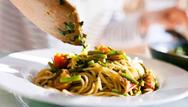 Una pasta italiana acompañada de verduras.