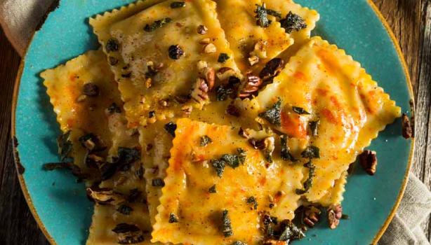 Un plato de ravioles, el tipo de pasta rellena más popular.