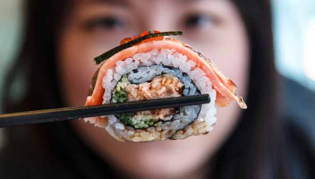 El sushi es una comida japonesa muy popular en el mundo entero.