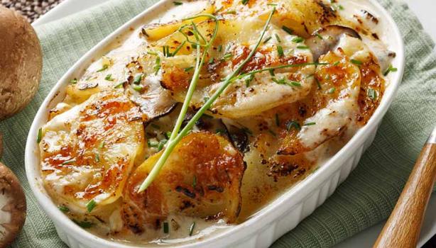 Una forma deliciosa de cocinar papas es gratinadas y al horno.