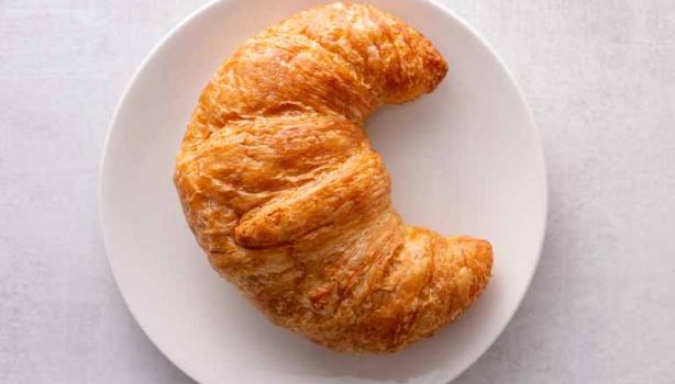 Un croissant clásico, sin relleno.