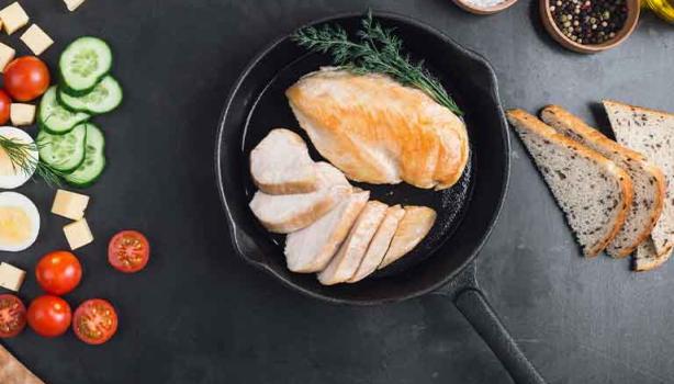 El pollo a la plancha es una de las preparaciones más comunes.