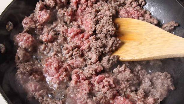 Hay muchas recetas populares con carne molida, como albóndigas o salsa boloñesa.