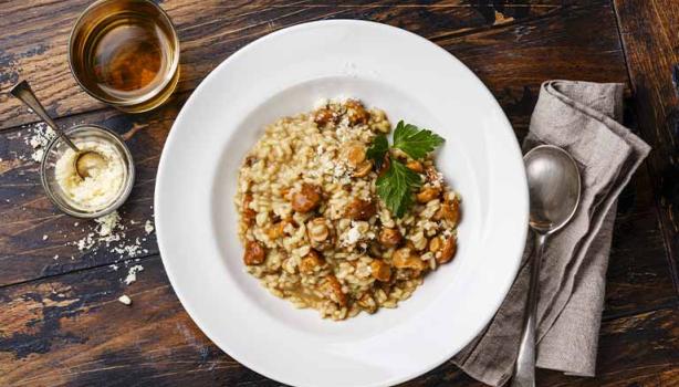 El risotto es una receta con champiñones deliciosa.