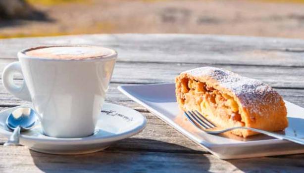 Un strudel de manzana con café.