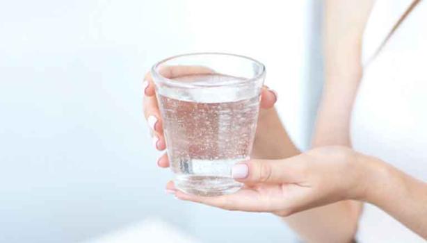 Tomar agua durante el día ayuda a mantener tu organismo hidratado.