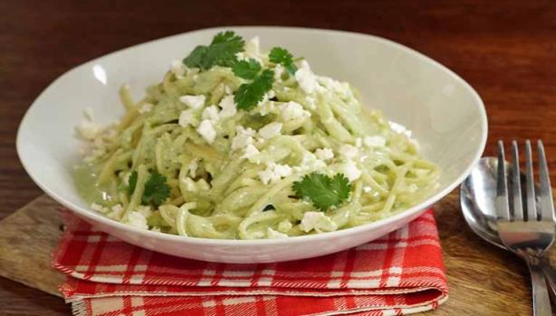 Pasta aromatizada con culantro, servida en un plato blanco.