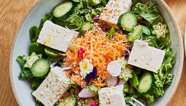 Platos de la India, incluyendo una ensalada con tofu.