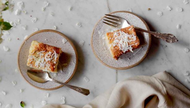Dos porciones de bizcocho con ralladura de coco