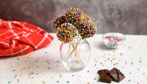 Cake pops de chocolate y chispas de colores