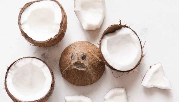 El coco tiene la pulpa blanca y agua en su interior