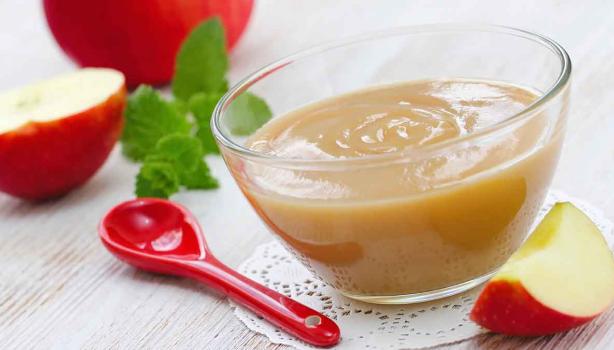 Cuchara y compota de frutas sabor a manzana