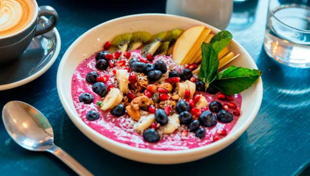 Desayuno con bowl de frutas con açaí 