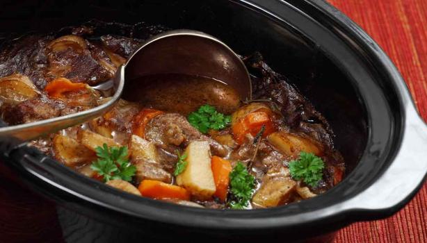 Estofado de carne y verduras siendo preparado en una olla de cocción lenta