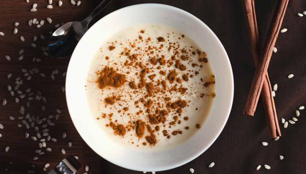 Una receta de arroz con leche tradicional, con canela espolvoreada