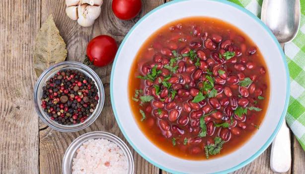 Plato con frijoles fréjoles, uno de los alimentos enlatados más comunes