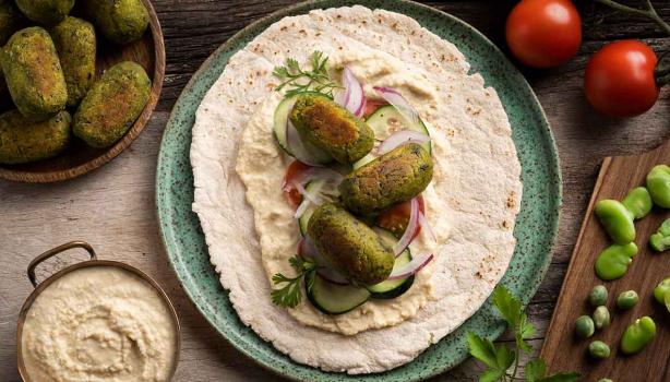 Falafel con verduras, tahini y pan pita, una comida libanesa tradicional