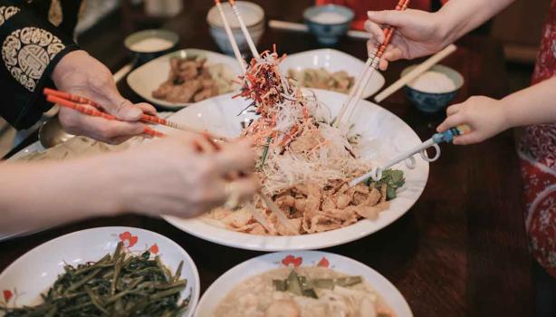 Una familia compartiendo una comida típica de China