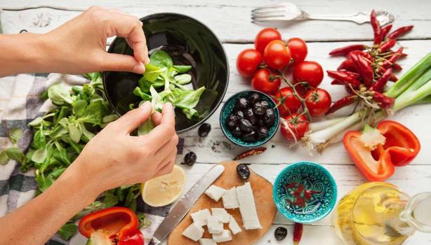 Diferentes ingredientes para preparar ensalada receta alimentación balanceada 