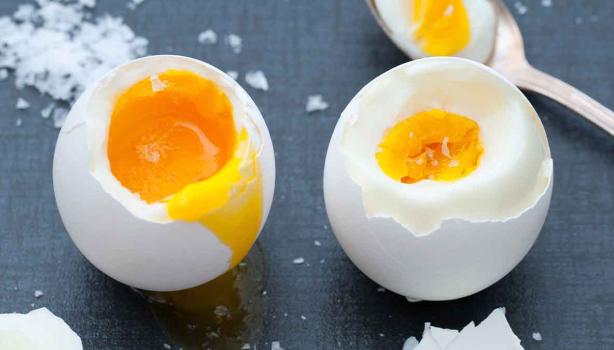 Dos huevos cocidos, una forma de hacerlos con la que se puede jugar con la yema