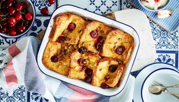 Budín de pan con cerezas, hecho con pan duro y reutilizado