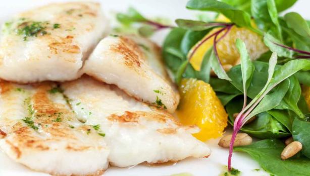 Pescado preparado en freidora de aire con una ensalada de hojas verdes