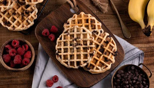 Waffles preparados con una receta que incluye chocolates y frutas