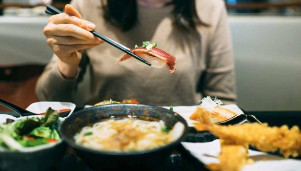 Mujer comiendo en Japón, un gran destino del turismo gastronómico