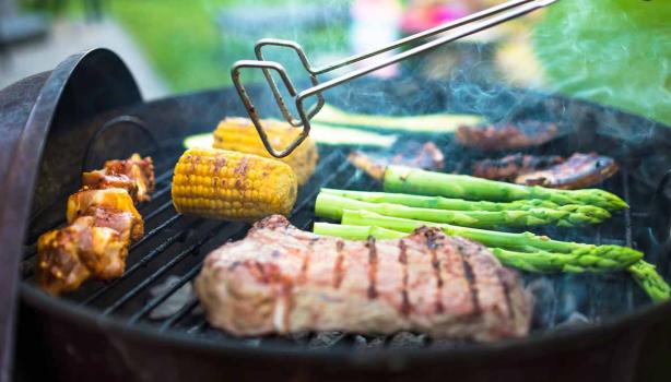 Asado de carne y vegetales, con pinzas para darles vuelta, un utensilio muy importante. 