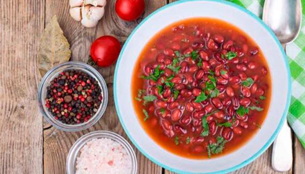 Plato con receta con frejoles y arroz 
