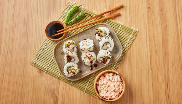 Rollo de tipos de sushi con salsa soya 