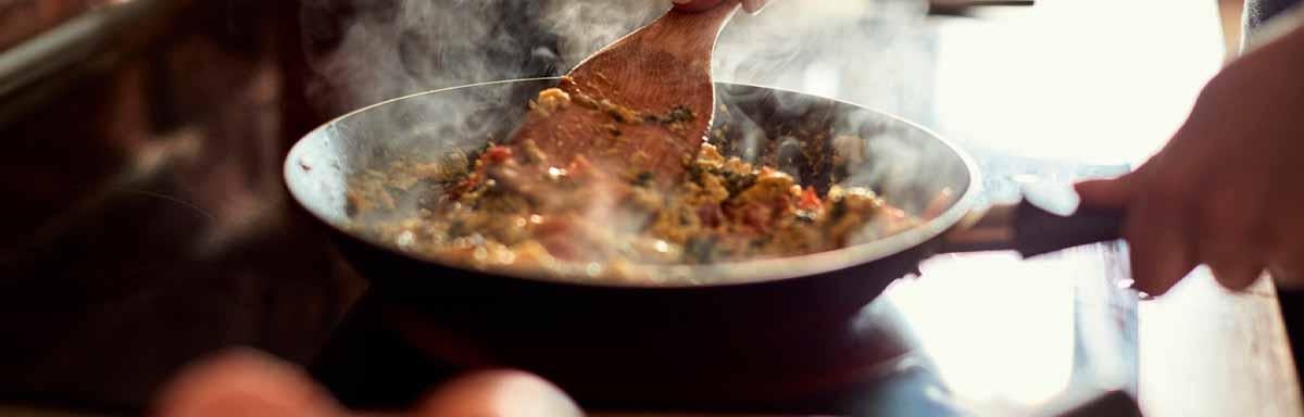 Cocinar en sartén y quitar grasa de la cocina