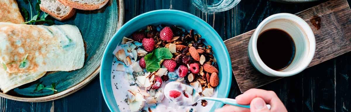 Bowl de frutas, nueces y yogurt, unos de los desayunos fáciles y rápidos