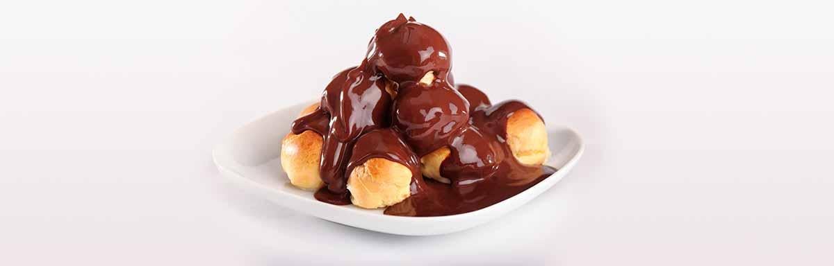 Profiteroles con salsa casera de chocolate