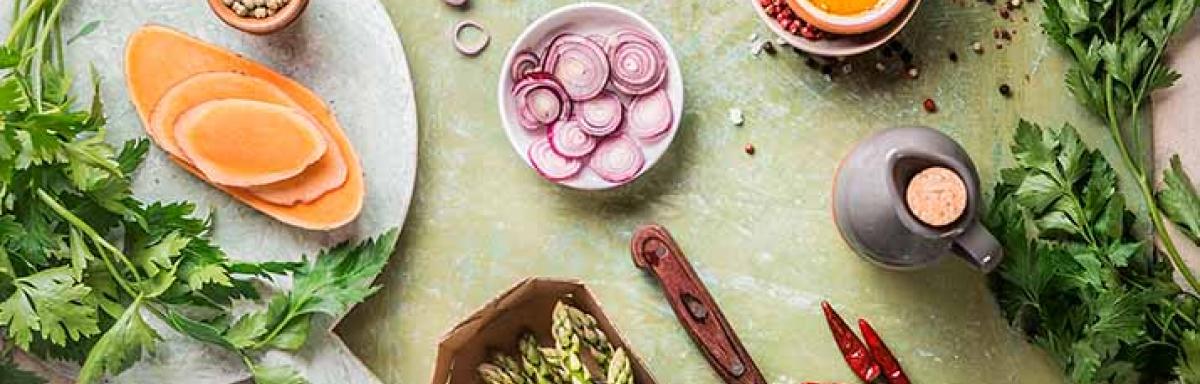 Mesa con vegetales frescos