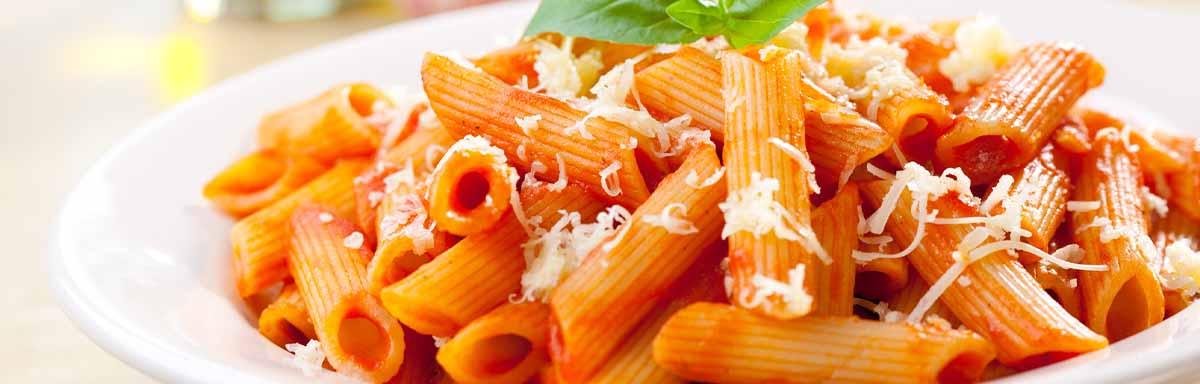 Una pasta con queso parmesano para una cena romántica.