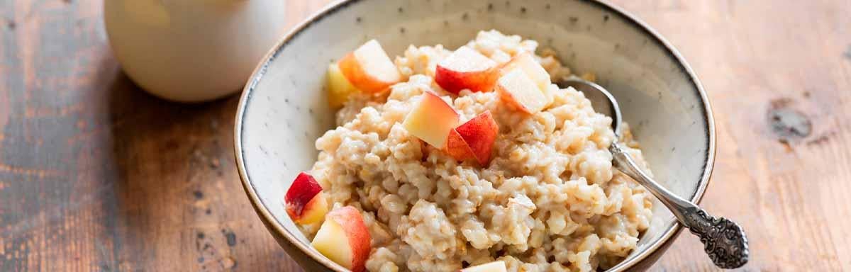 Avena con manzana, un desayuno balanceado