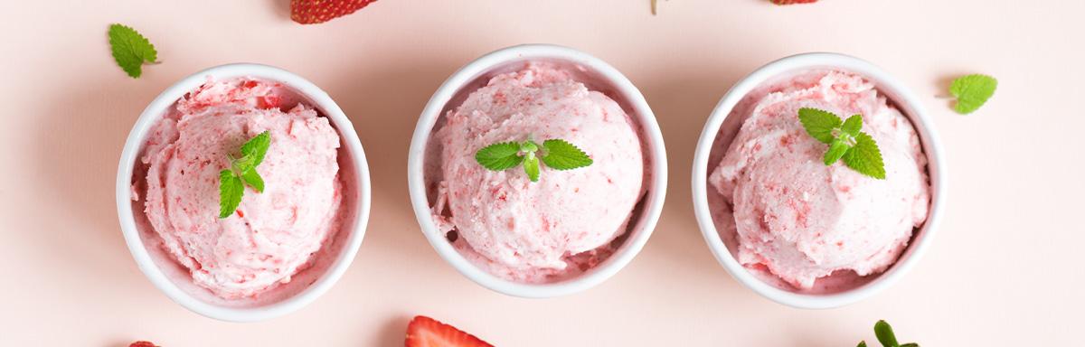 Vaso con helado de fresa