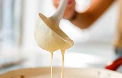 Una mujer preparando pancakes con un cucharón Una mujer preparando pancakes con un cucharón