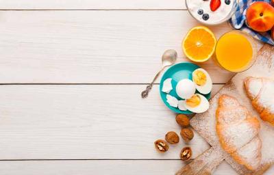 Desayuno continental con fruta, huevo y pan Desayuno continental con fruta, huevo y pan