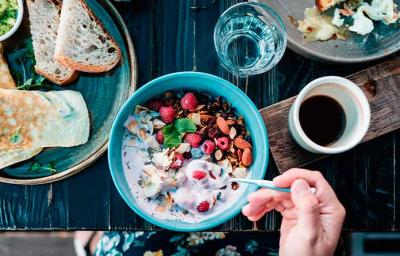 Bowl de frutas, nueces y yogurt, unos de los desayunos fáciles y rápidos Bowl de frutas, nueces y yogurt, unos de los desayunos fáciles y rápidos