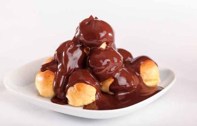 Profiteroles con salsa casera de chocolate